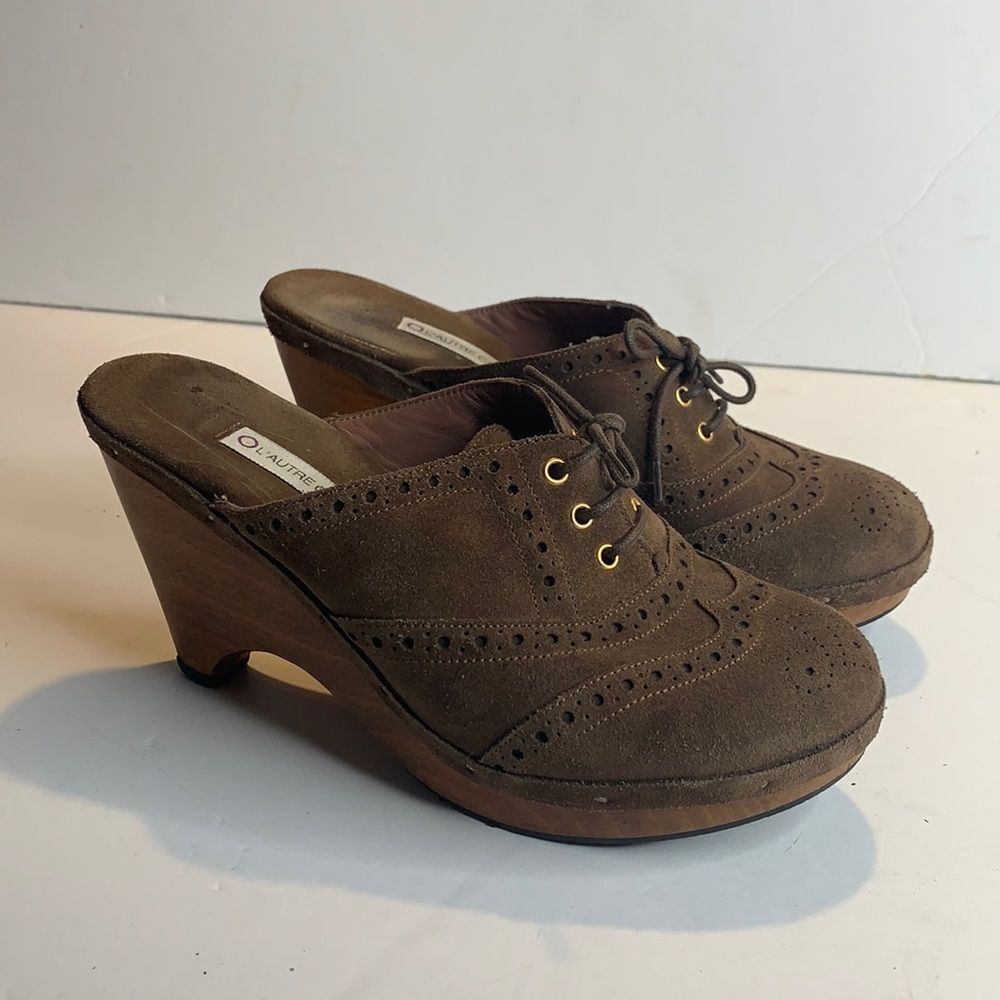 L’Autre Chose brown suede Oxford wood mules